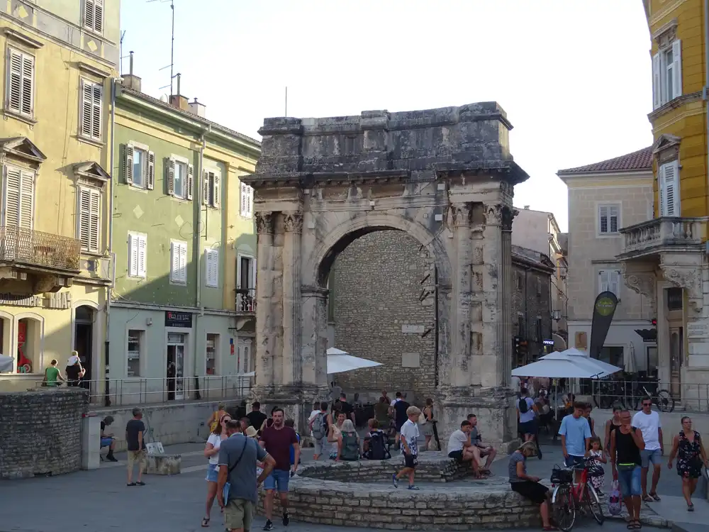 oblouk_rodiny_sergiu_pula Oblouk rodiny Sergiů Pula